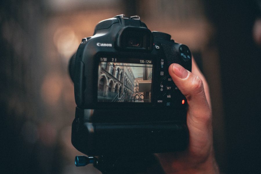 Person holding a DSLR camera