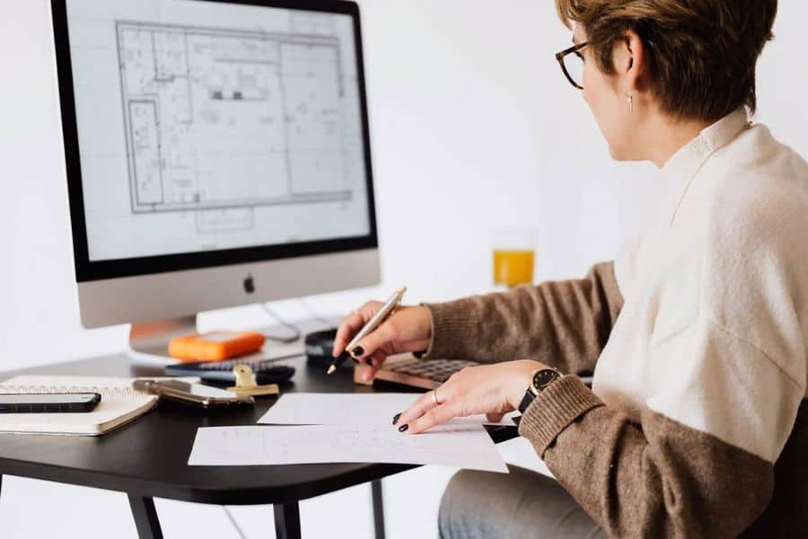 Real estate agent using a digital floor plan
